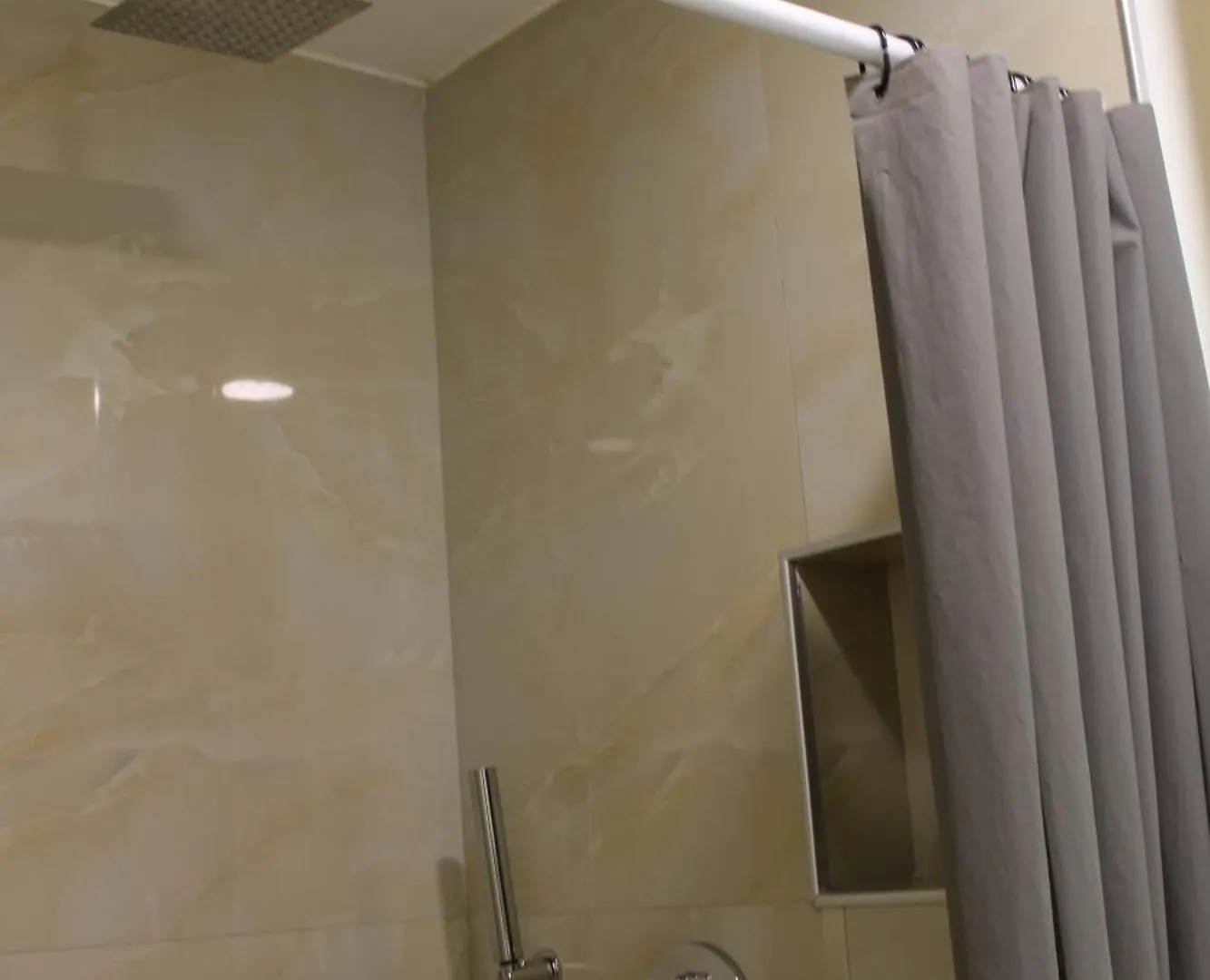 Kompleksi Jakaj Velipojë 3*,